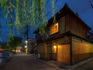 「町家レジデンスイン　梅の木庵」の京都の趣ある町家（町屋）一棟貸しの古民家宿。キッチン付きで自炊も可能ですが、部屋食プランもおすすめ。