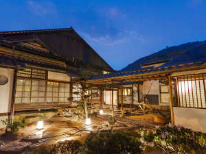 「竹田城　城下町　ホテル　ＥＮ(えん)」の客室は全6棟13室。まちに点在する築100年以上の古民家を可能な限りそのままにリノベートしました。