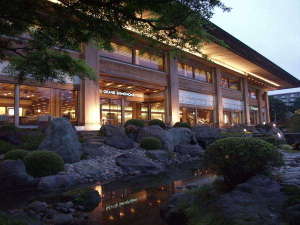 「ホテルグランド東雲」の日本庭園からの本館外観