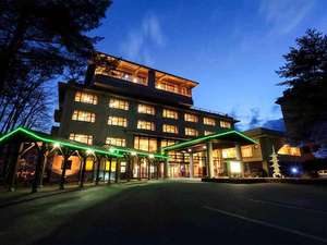 「黒部サンバレーホテル」の・【外観 】（夜）信州の大町温泉郷に佇む趣あるホテルです