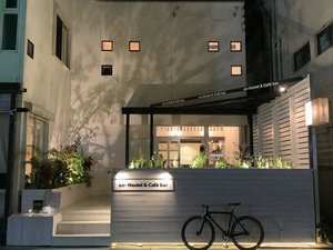 「ｅｎ－　Ｈｏｓｔｅｌ　＆　Ｃａｆｅ　ｂａｒ」の夜はライトアップされます。