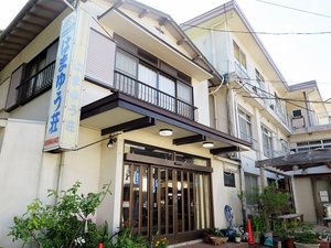 「旅館　はまゆう荘」の*【外観】「大瀬海水浴場」目の前徒歩0分！日本有数のダイビングスポットすぐ近くの旅館です。
