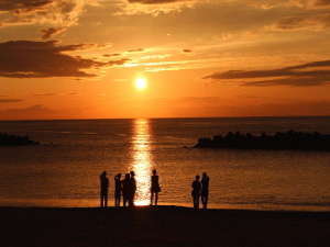 感動与える瀬波温泉海水浴場から見る夕日