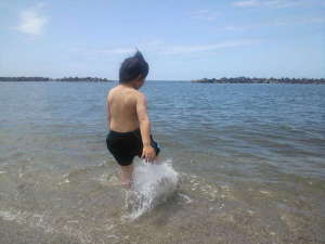 真夏の瀬波温泉海水浴場で思いっきり遊ぶ男の子