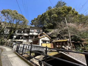 【外観】隣には世界遺産のつぼ湯がございます