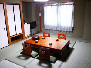 和室１０畳のお部屋（お布団は人数分敷いてあります）