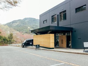 「GLAMP　CABIN　東条湖・丹波篠山」のレセプション外観