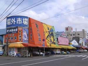 札幌市中央卸売市場（車で約15分）／鮮魚店から青果店まで、約60店舗もが軒を連ねています。