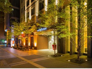 「ホテルリソルトリニティ札幌」のホテル外観（正面）／地下鉄大通駅2番出口より徒歩約1分。大通公園に面した客室と大浴場が人気です。