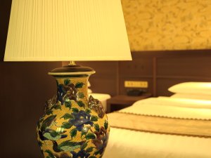 【浪漫ルーム】九谷焼のランプなどお部屋ごとに異なる調度品をご用意し、金沢らしさを感じていただけます。