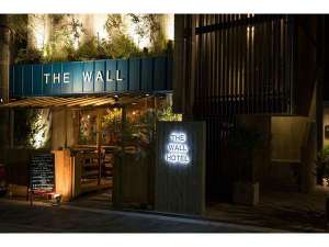 「ＴＨＥ　ＷＡＬＬ　ＨＯＴＥＬ」の夜の外観写真です