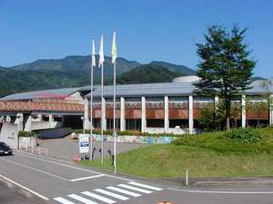 「新潟県立こども自然王国」の総合フロント、温泉、おみやげやさん、レストランを備えた宿泊棟