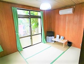 古民家のお部屋、自然な緑の見える環境で、ゆっくりと流れるときの中の小鳥のさえずりに心が癒されます。