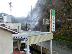 「姫川温泉　湯の宿　朝日荘」の目印の看板