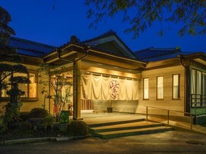 「湯野温泉　紫水園」の【外観】静寂な自然の中、ほっと一息つける宿。温かな灯りが包み込む、落ち着きのある外観