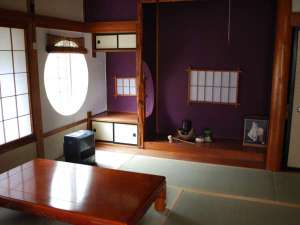 昔話が聴ける座敷わらしの部屋、雰囲気のある和室　7.5畳。エアコン完備