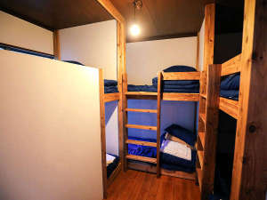 ・【AMARI】2段ベッドを3台設置しており、最大6名宿泊可能