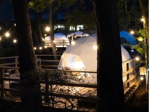 「GLAMPINGBASE　enCamp　and　研修・合宿旅館　陽だまりの家」の夜のenCamp