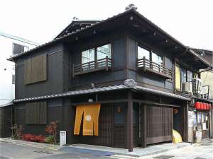 「京都駅前町家・嘉右衛門」の入母屋造りの外観
