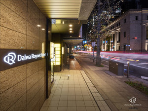 「ダイワロイネットホテル大阪北浜　2022年12月に全室リニューアル」のホテル外観（夜）