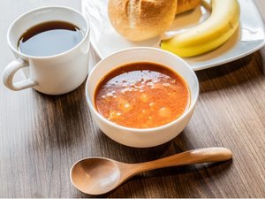 地元ベーカリーのパンとスープの朝食。お好きなタイミングで温めてお召し上がりください。