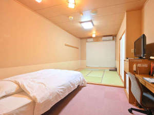 ▼和洋室の一例「畳のある落ち着いた雰囲気のお部屋。ベッドは140cm幅のゆったりダブルベッド」