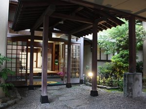 「割烹旅館　松屋」の正面玄関