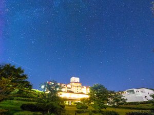 「グリーンピア三陸みやこ」の施設の外観。自然の中のホテルです。晴れの夜空に満点の星空が目に飛び込んできます。