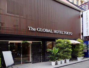 「The　GLOBAL　HOTEL　TOKYO」の【本館】フロントは入口入って目の前にあるので、ご来館頂いてからスムーズにチェックインが可能！