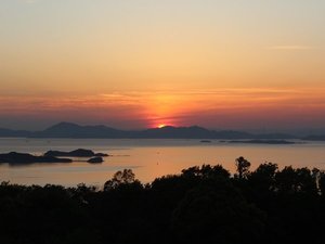 「オリビアン小豆島　夕陽ケ丘ホテル」のロビーから望む夕陽