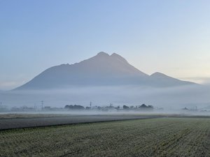 「ゆふ別荘　湯ざくら」の朝霧の由布岳