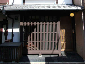 「町家レジデンスイン　新道あずき庵」の京都の趣ある町家（町屋）一棟貸しの古民家宿。キッチン付きで自炊も可能ですが、部屋食プランもおすすめ。