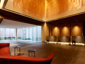 ＜ロビー＞広々とした空間にテキスタイルデザイナー森山茜氏による天井のファブリックアートが印象的です。