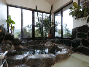 ◆岩風呂～名湯梅木温泉の源泉をたたえた岩風呂は解放感たっぷり。ph9.1のまったりとした泉質