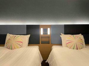 「ハートンホテル京都」の■ツインルーム：デニムを基調とした内装と京あめ風クッションが人気♪