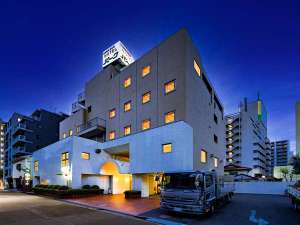 「川崎ホテルパーク」の大型車も余裕の広々青空駐車場を完備