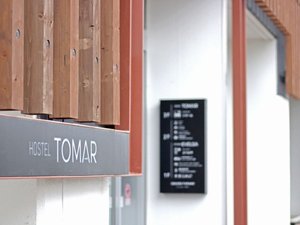 「Hostel　TOMAR」のTOMAR入口