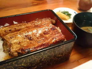 *夕食一例/四万温泉で蒸し上げたくれない名物の湯蒸しうなぎ