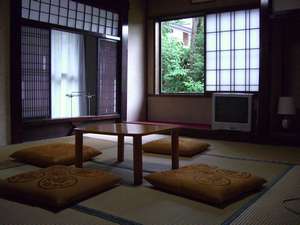自然光が入る昔ながらの和室です。