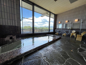 【女湯】窓から琵琶湖を眺めながら温泉をお楽しみください