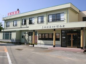 「美川温泉元湯ほんだ」の外観／店舗前と道路を挟んだ向かい側に駐車場があります