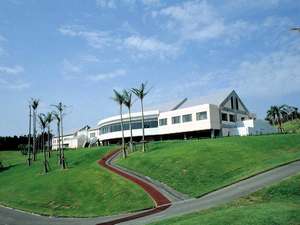 「コスモリゾート種子島ゴルフリゾート」のホテル外観クラブハウスに隣接した宿泊施設となります。