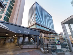 「ヴィラフォンテーヌグランド東京汐留｜住友不動産」のゆりかもめ「汐留駅」からビル直結です。