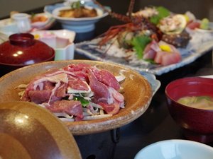 【夕食】「できたて」にこだわる小浜荘のお肉料理はアツアツジューシーな焼き立てを堪能できます。