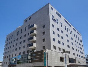 「岐阜キャッスルイン」のホテル外観。名鉄岐阜駅徒歩2分・JR岐阜駅徒歩7分。駐車場完備（35台）