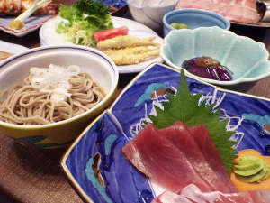 *【夕食例】地もの以外にも、日本海の魚介類などを使ったメニューが加わります。