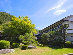 「城崎温泉　ときわ別館」の【日本庭園】木造2階建て一部平屋の4つの建物の中心に位置する当館自慢の日本庭園です。