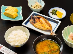 朝食一例：魚の干物、小鉢5品、御飯、味噌汁などをご用意いたします。