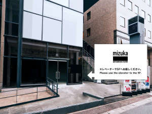 「mizuka　Daimyo　3　－　unmanned　hotel　－」の階段横の地上エレベータで5Fまでお越しください。チェックイン用のタブレットがございます。