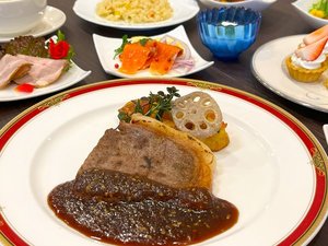 肉厚な国産牛ステーキと自家製ジャポネーゼソースを添えたメインディッシュ。サイドディッシュは食べ放題！